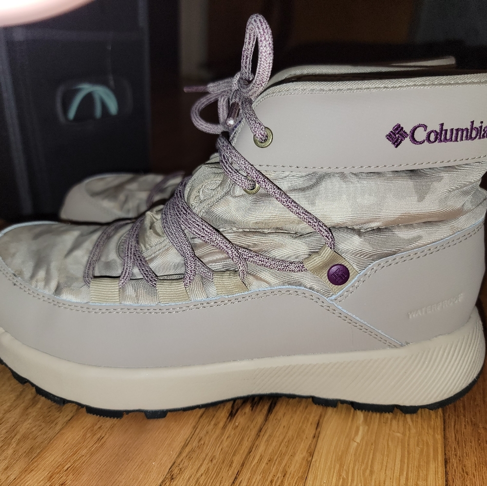 Columbia slopeside village omni-heat mid boots